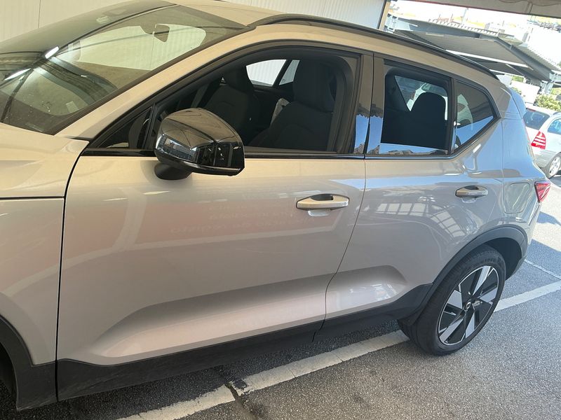 Volvo XC40 Recharge 185 kW Extended Range Plus 2WD — zdjęcie 4