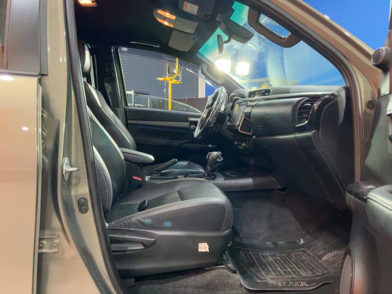 Toyota Hilux 2.8 D-4D Double Cab Invincible 4x4 — zdjęcie 11