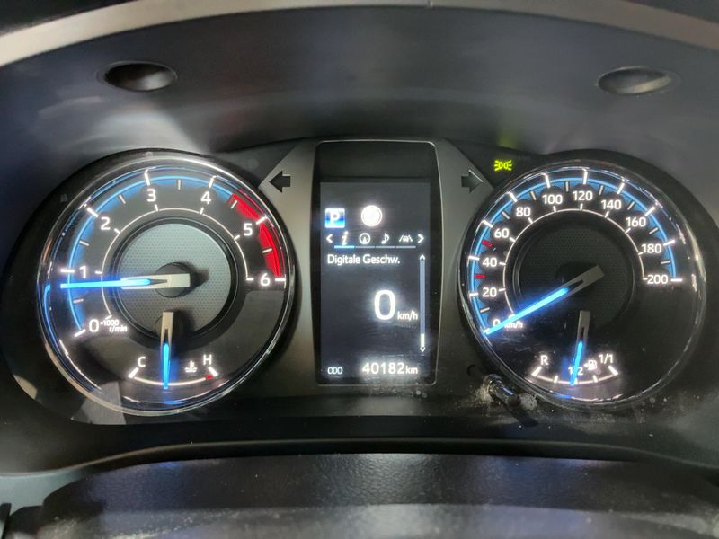 Toyota Hilux 2.8 D-4D Double Cab Invincible 4x4 — zdjęcie 13