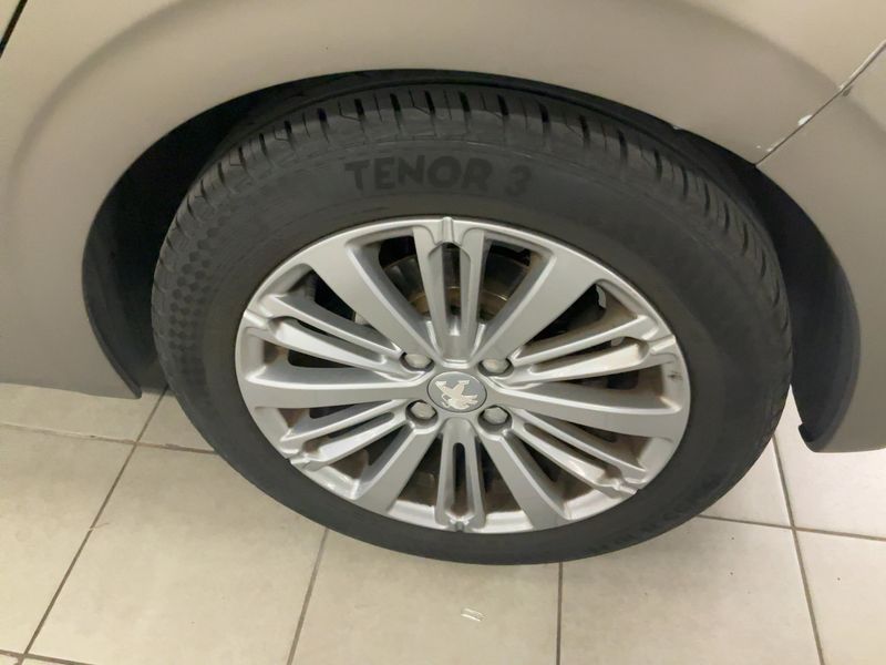 Peugeot 208 1.2 PureTech Allure 2015 – снимка 5