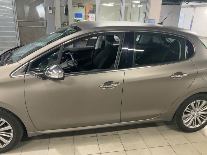 Peugeot 208 1.2 PureTech Allure — zdjęcie 4