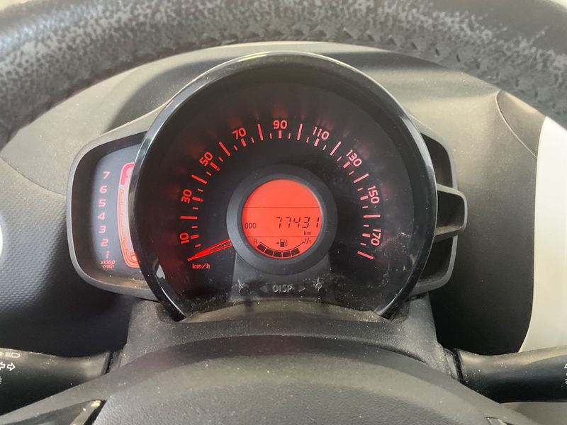 Citroen C1 1.2 VTi Shine — zdjęcie 13