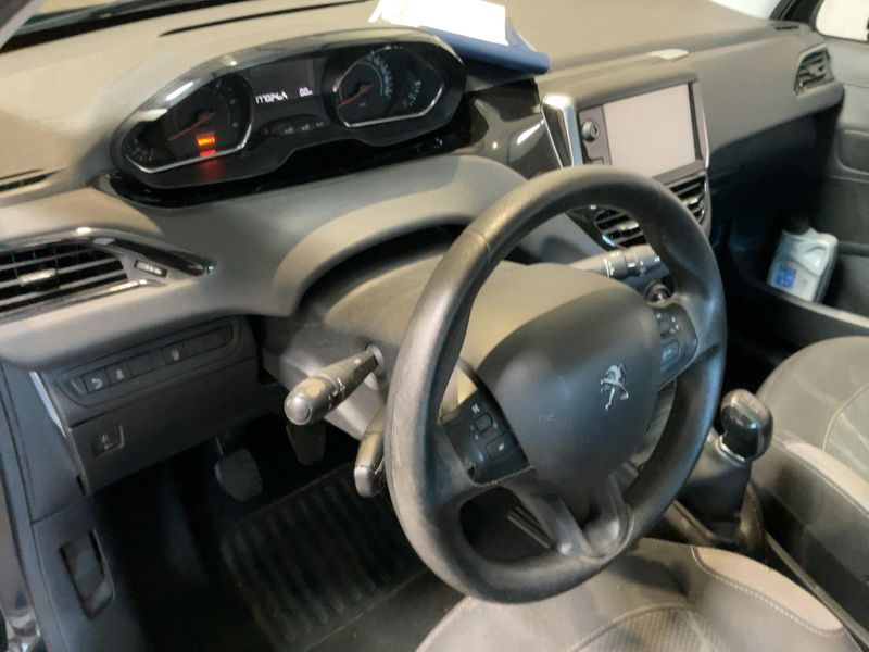 Peugeot 208 1.4 HDi Active — zdjęcie 12