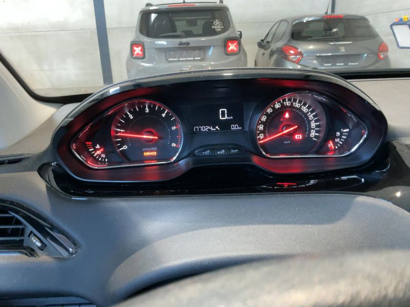 Peugeot 208 1.4 HDi Active — zdjęcie 13