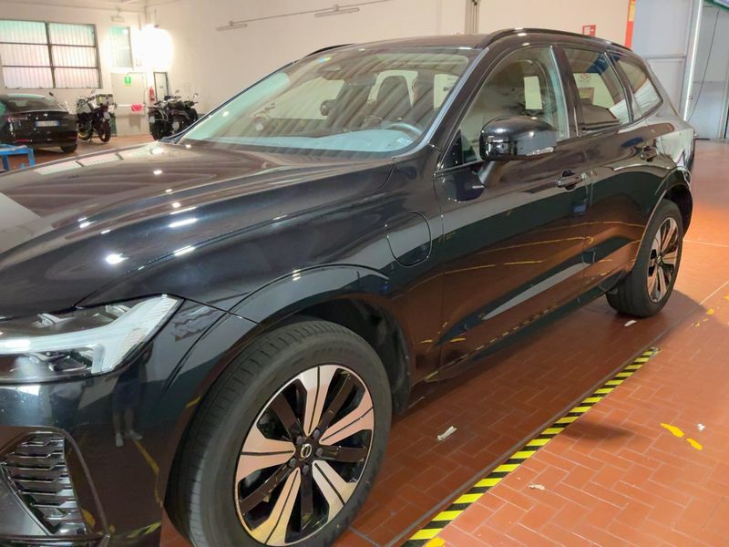 Volvo XC60 2.0 T6 Recharge Plug-in Hybrid Plus Dark AWD — zdjęcie 2
