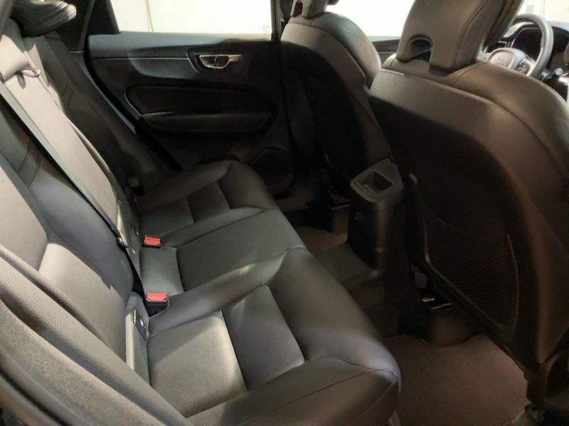 Volvo XC60 2.0 T6 Recharge Plug-in Hybrid Plus Dark AWD — zdjęcie 14