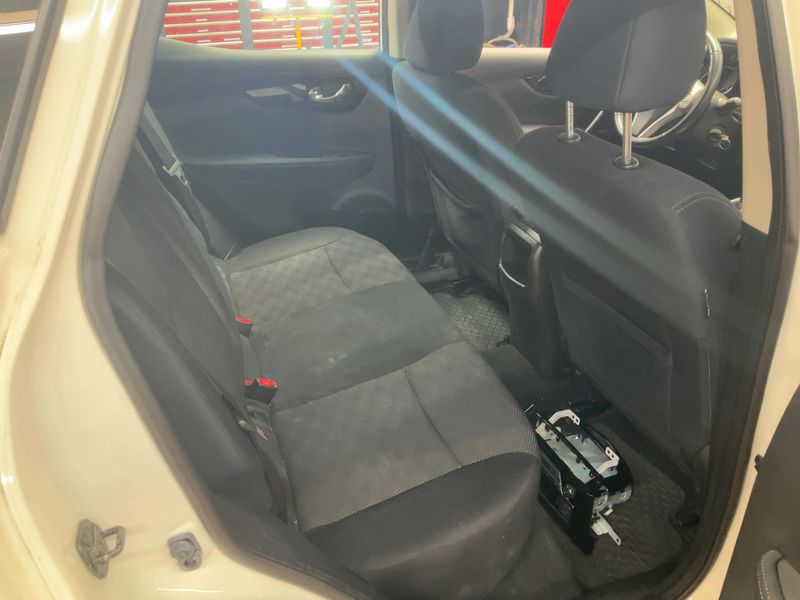 Nissan Qashqai 1.2 Acenta 2015 – снимка 19