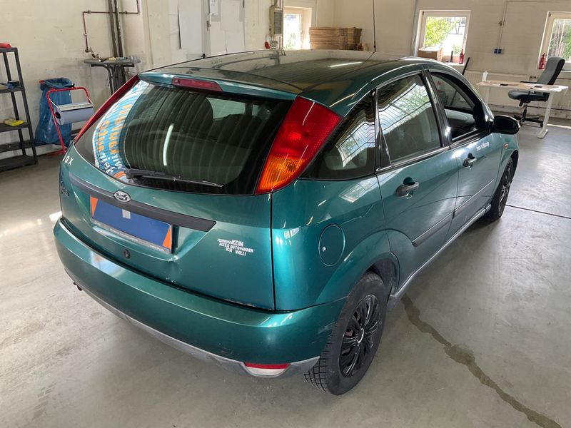 Ford Focus 1.8 Ambiente — zdjęcie 2