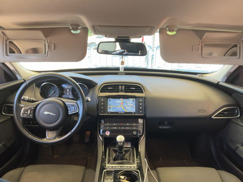 Jaguar XE 20d Pure — zdjęcie 12