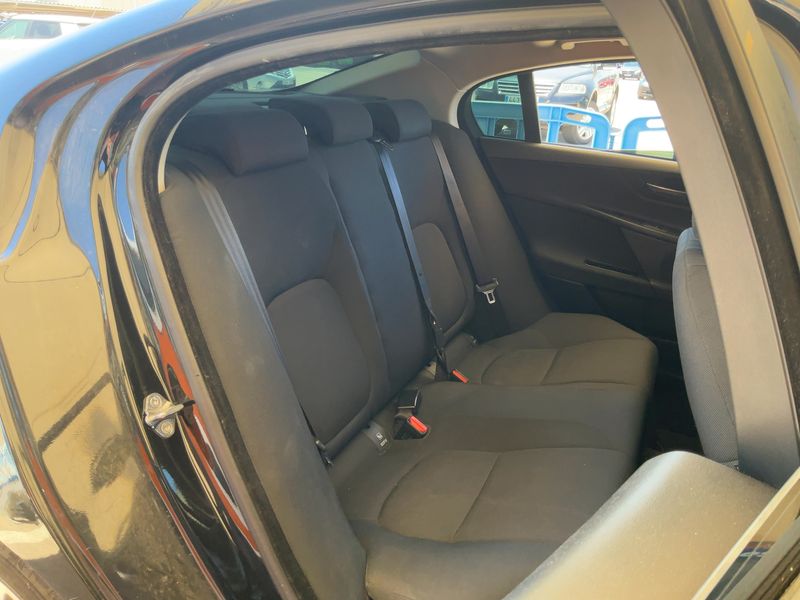 Jaguar XE 20d Pure — zdjęcie 14