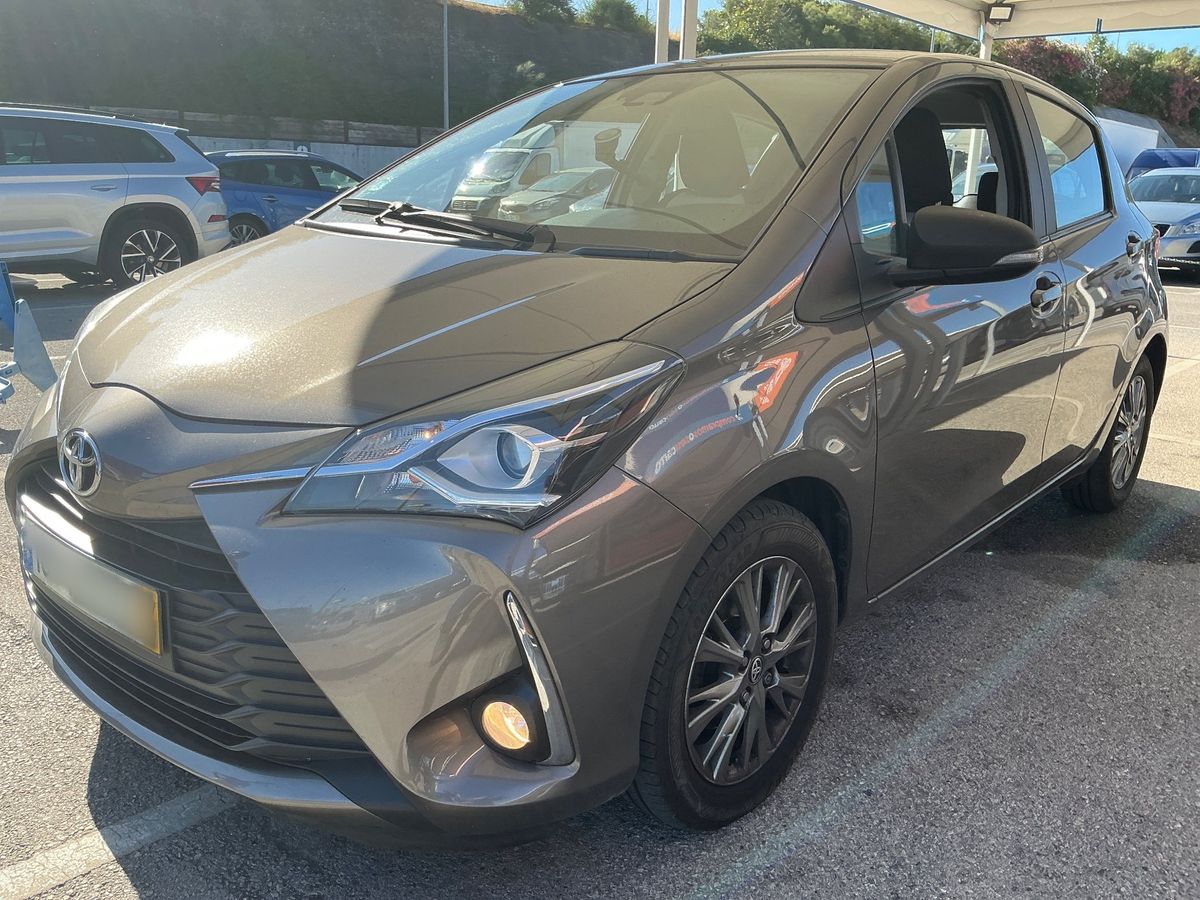 Toyota Yaris 2017 — photo 1